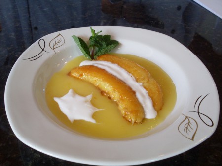 Bananas flambadas com creme de laranja e gengibre no chantily